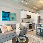 Stylish Condo With Exclusive Rooftop Pool