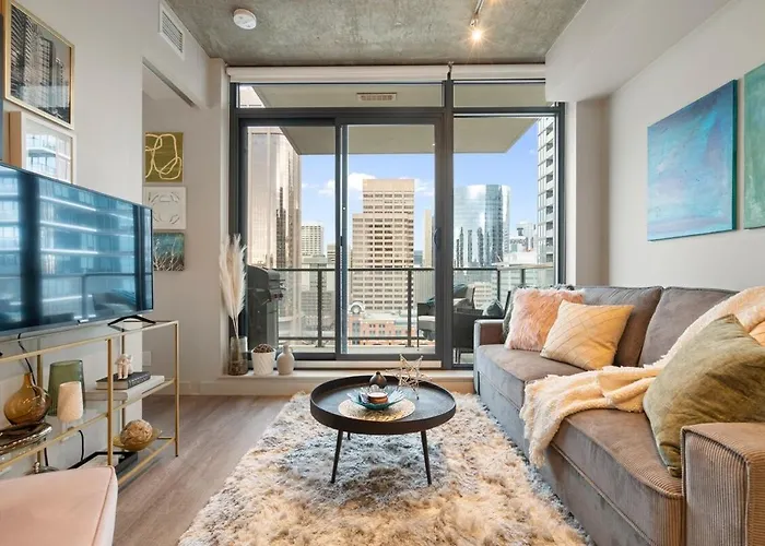 Stylish Condo With Exclusive Rooftop Pool