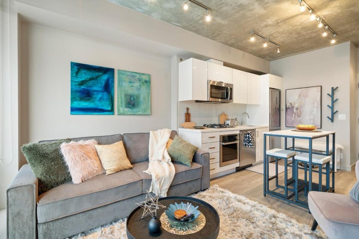 Stylish With Exclusive Rooftop Pool Apartment Calgary