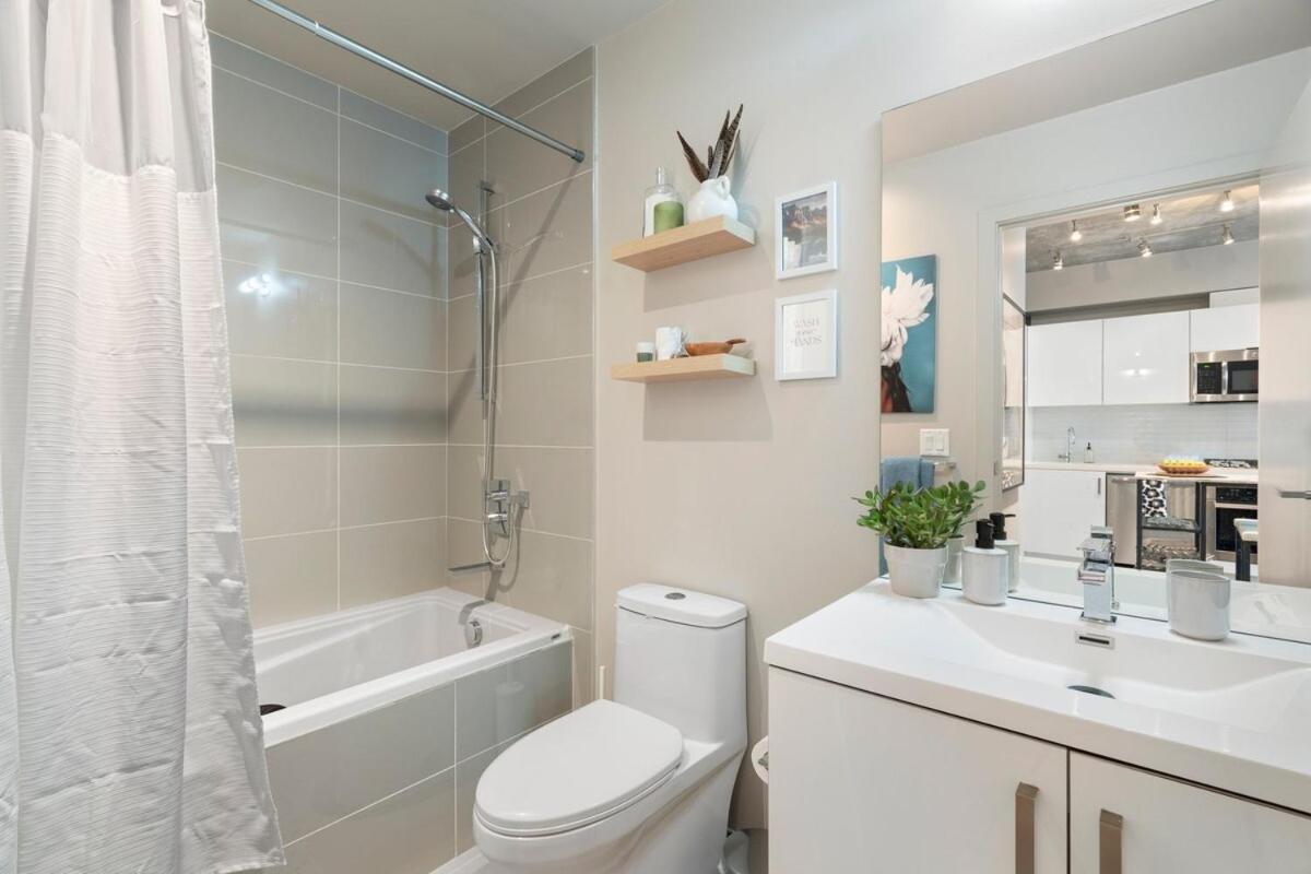 Stylish With Exclusive Rooftop Pool Calgary