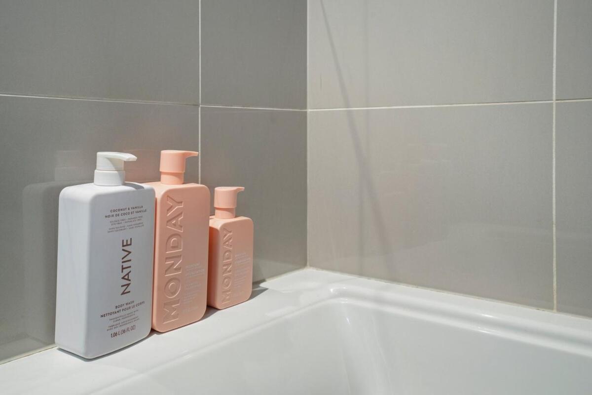 Stylish With Exclusive Rooftop Pool * Calgary