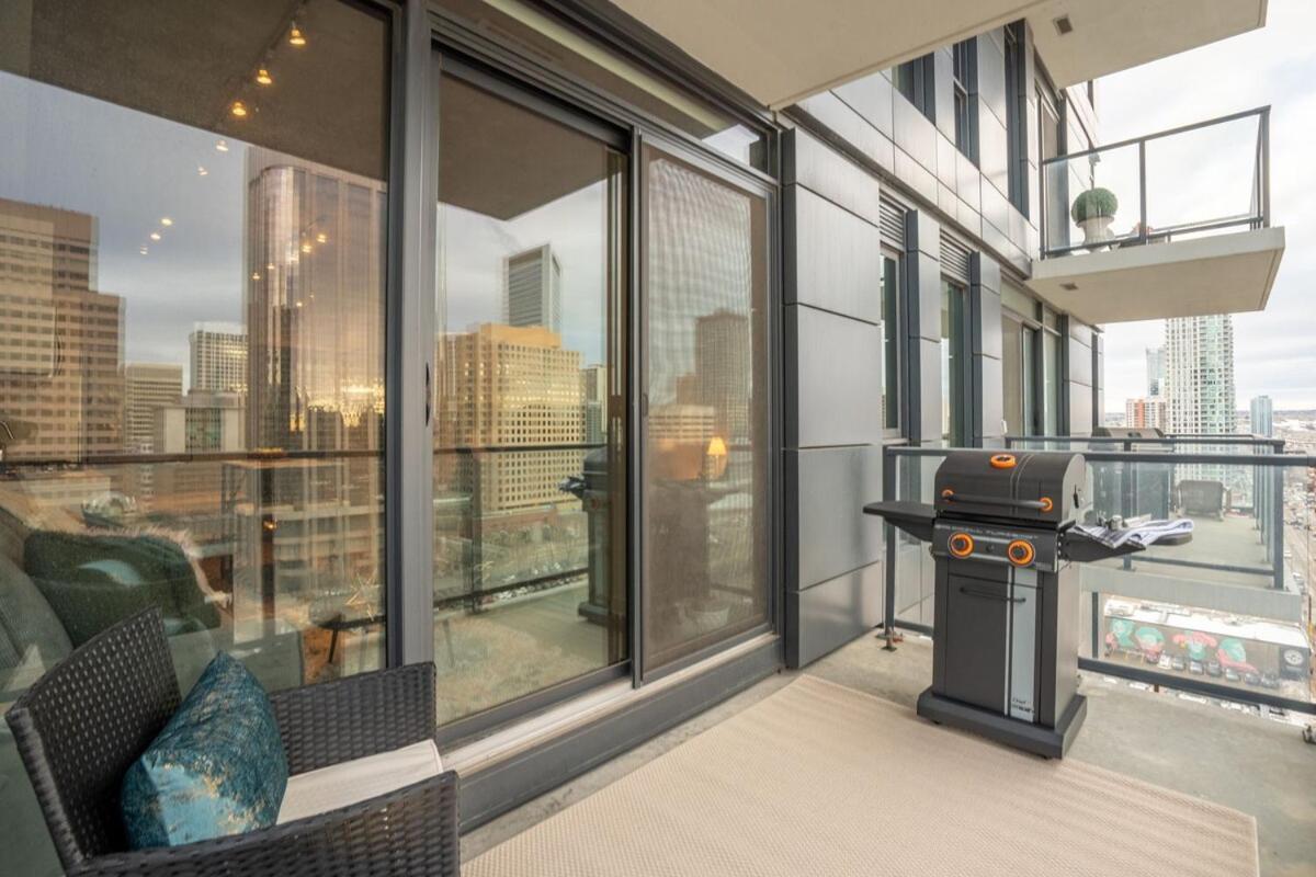 Stylish With Exclusive Rooftop Pool Apartment Calgary