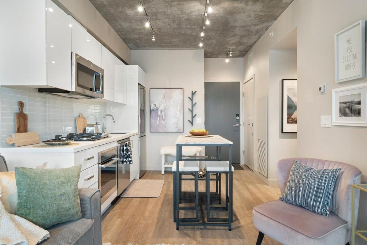 Stylish With Exclusive Rooftop Pool Calgary