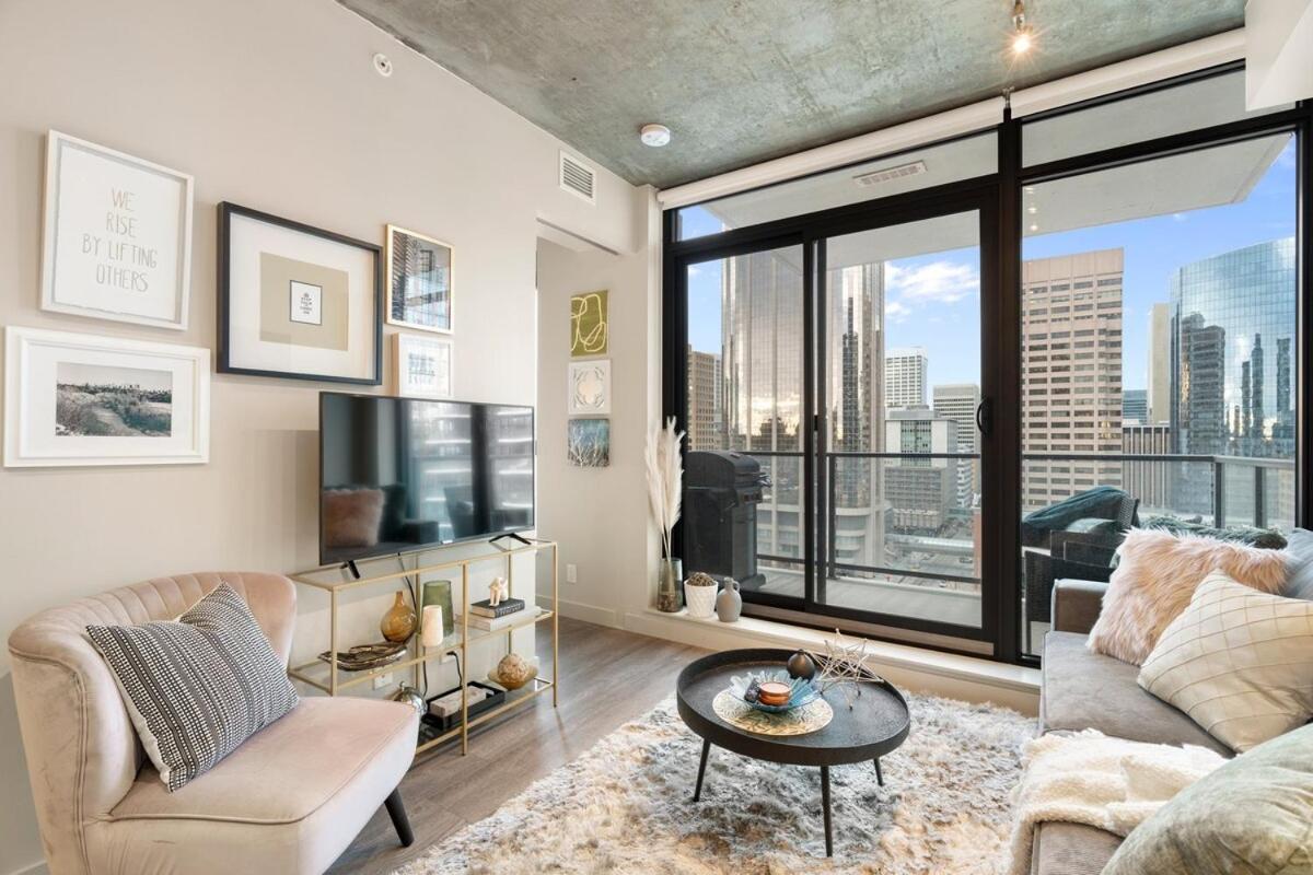Apartment Stylish With Exclusive Rooftop Pool Calgary