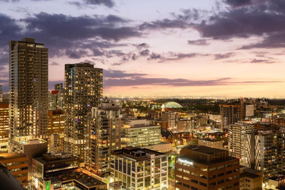 Stylish With Exclusive Rooftop Pool Calgary