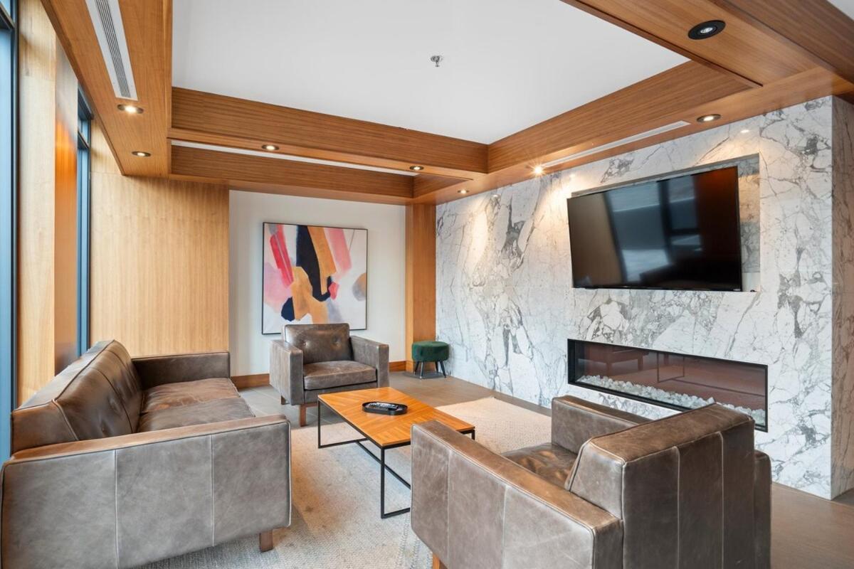 Stylish With Exclusive Rooftop Pool Calgary