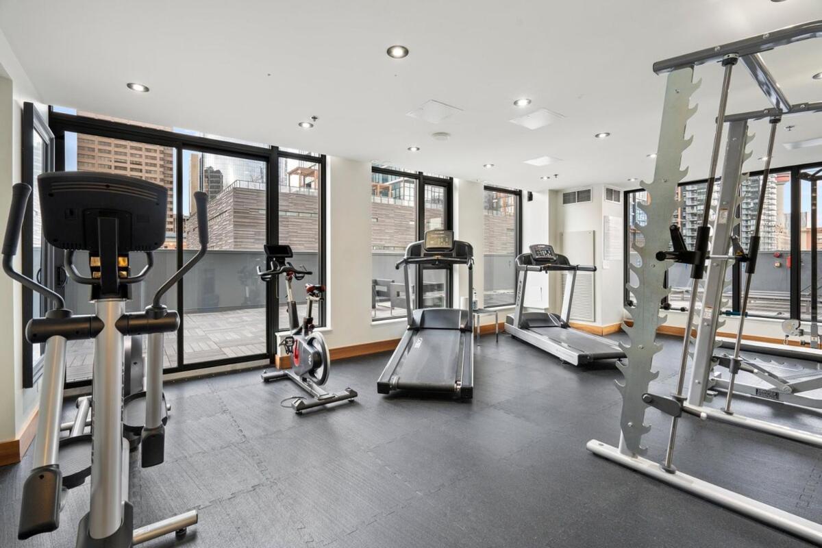 Stylish With Exclusive Rooftop Pool Apartment Calgary
