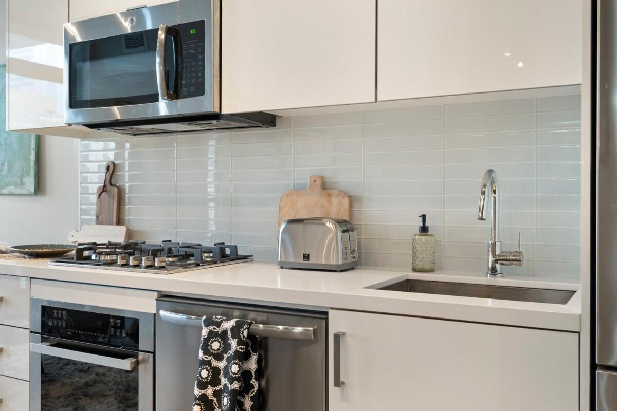 Stylish With Exclusive Rooftop Pool Calgary