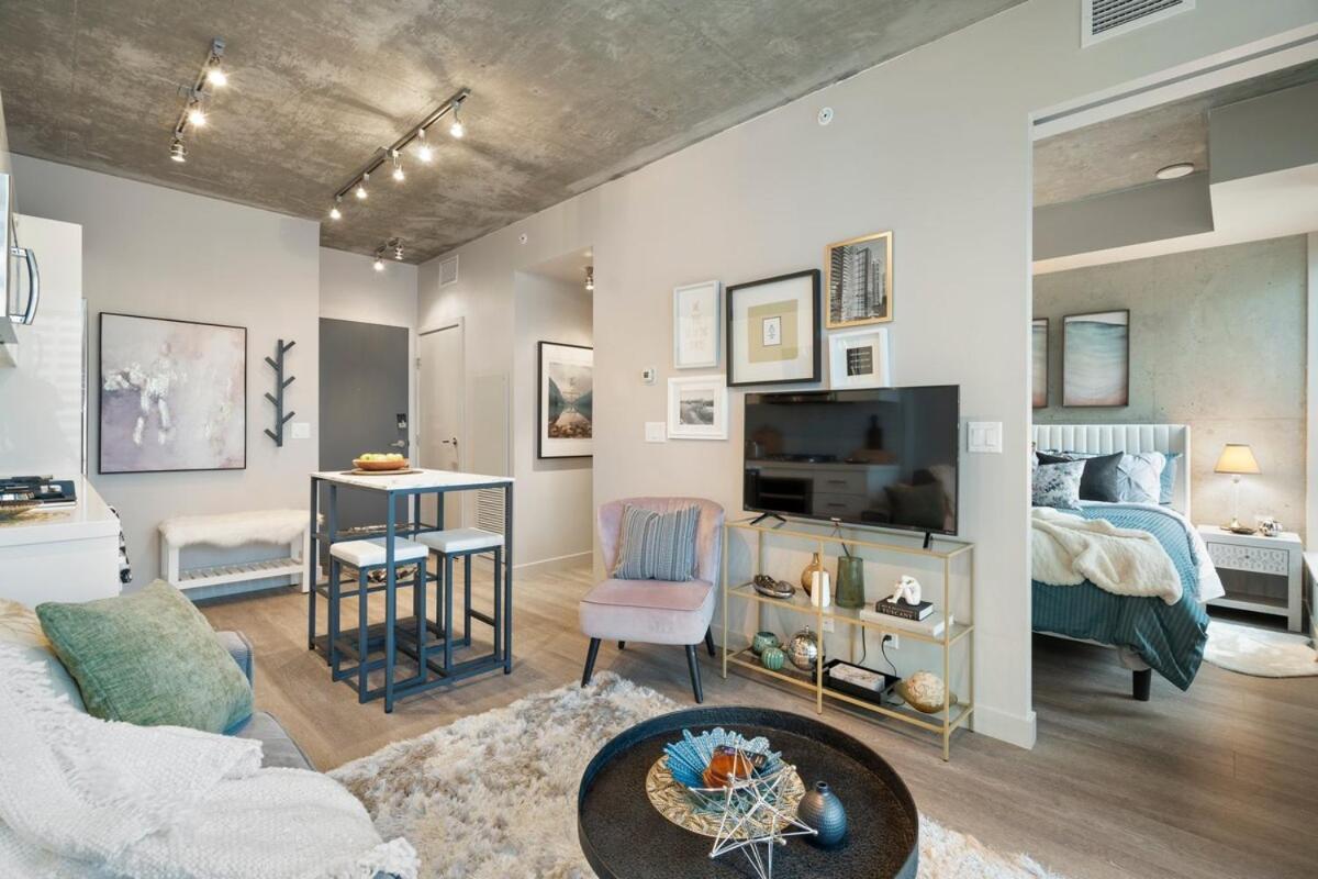 Stylish With Exclusive Rooftop Pool * Calgary