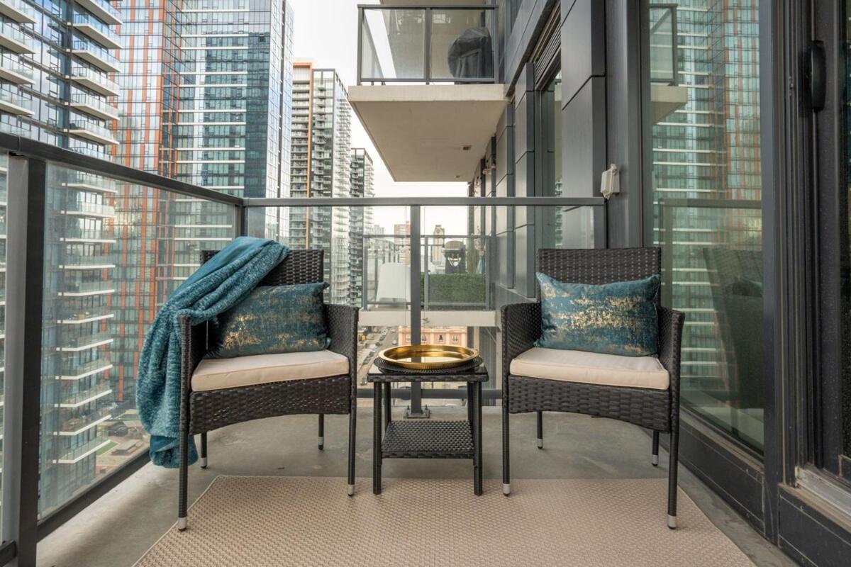 Apartment Stylish With Exclusive Rooftop Pool Calgary