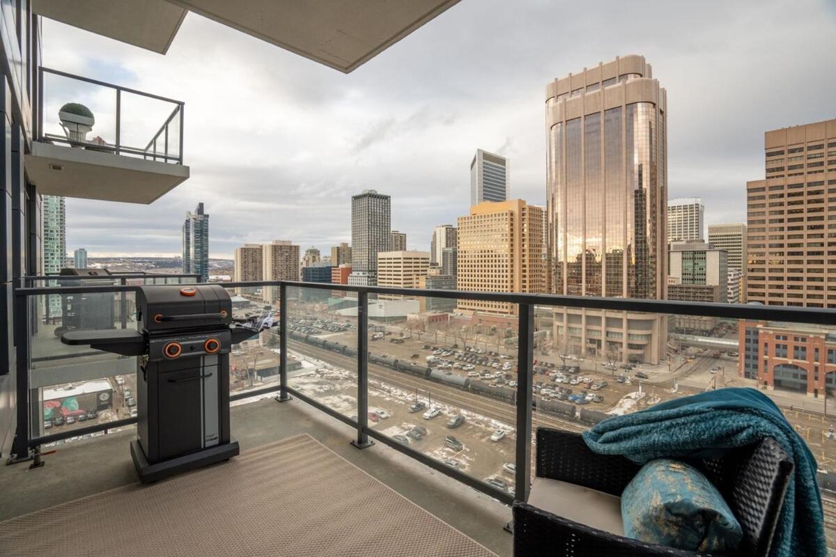 Stylish With Exclusive Rooftop Pool Calgary
