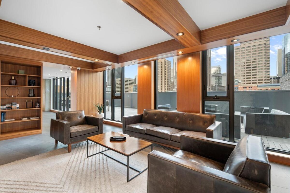 Stylish With Exclusive Rooftop Pool * Calgary