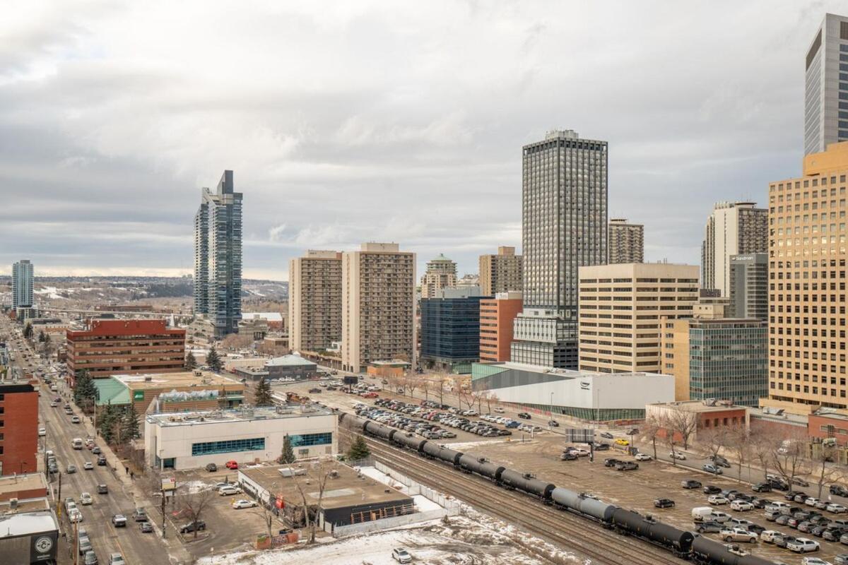 Stylish With Exclusive Rooftop Pool Apartment Calgary