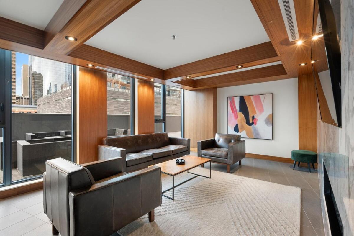 Stylish With Exclusive Rooftop Pool Calgary
