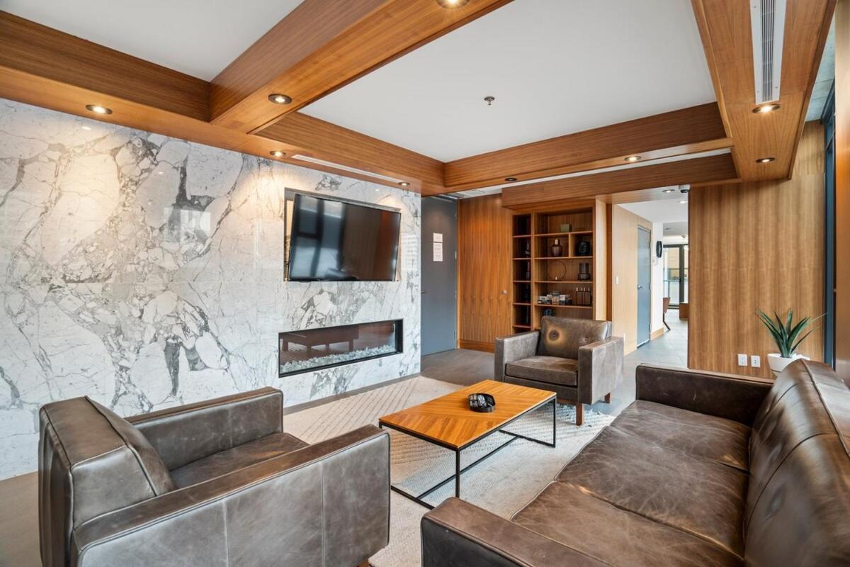 Stylish With Exclusive Rooftop Pool Apartment