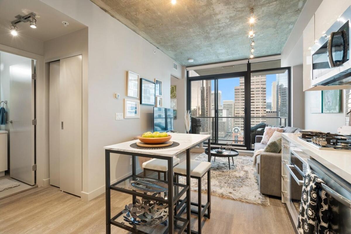 Apartment Stylish With Exclusive Rooftop Pool Calgary