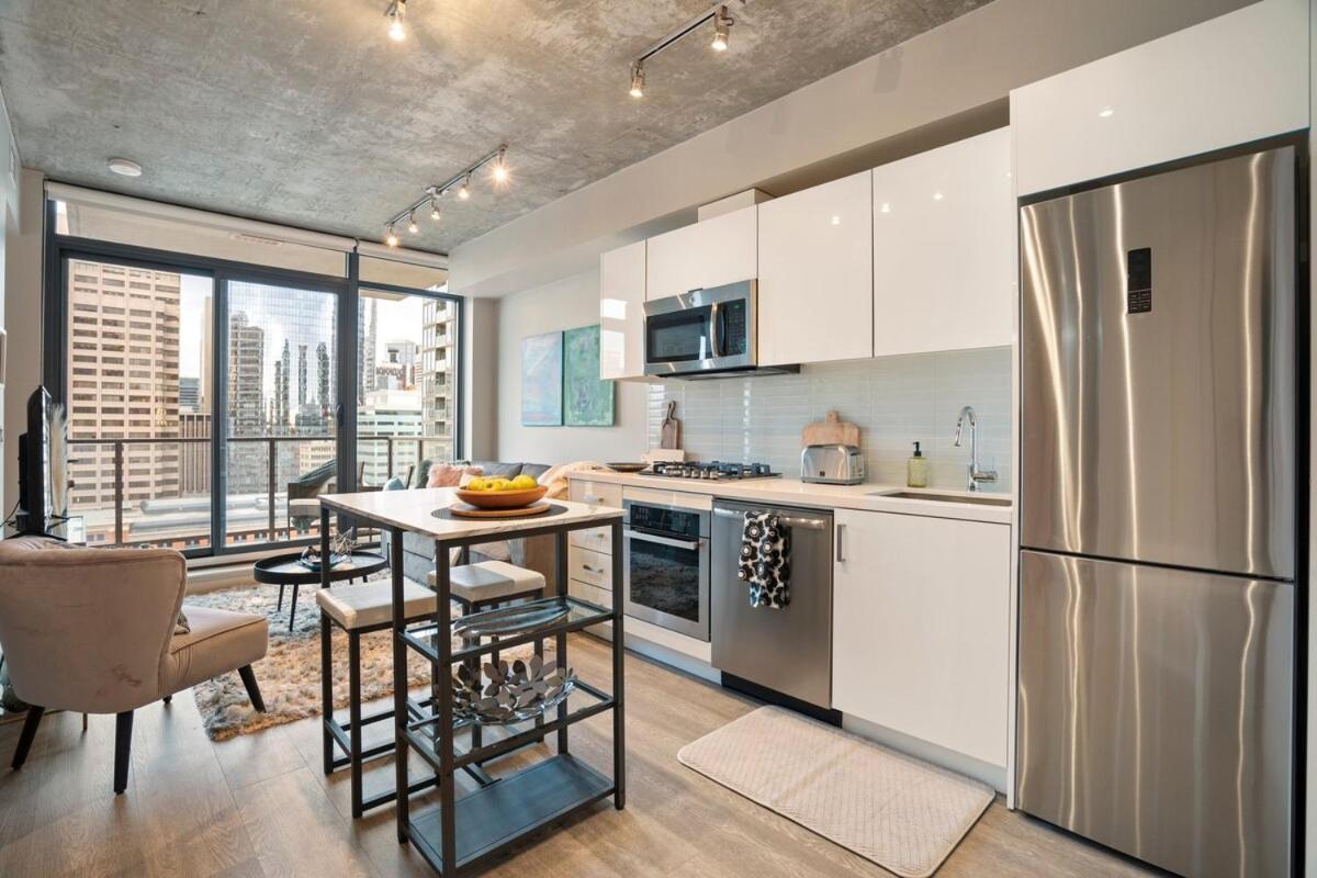 Stylish With Exclusive Rooftop Pool Calgary