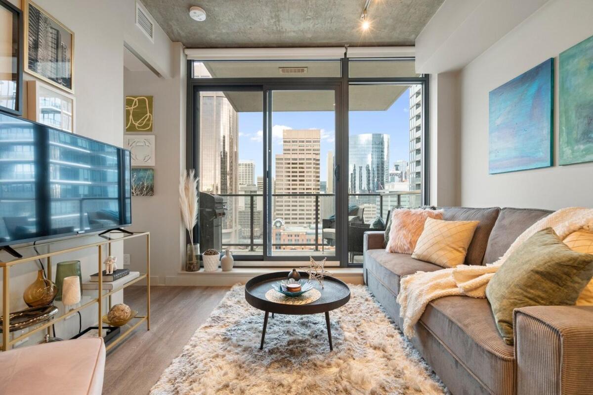 Stylish With Exclusive Rooftop Pool * Calgary